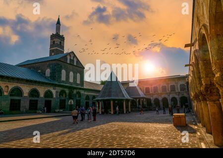 Sur, Diyarbakir, Türkei - September 17 2020: Ulu Moschee mit Sonnenuntergang Stockfoto