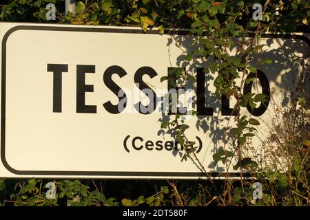 Hinweisschilder in der Via Tessello, Cesena, Italia. Stockfoto