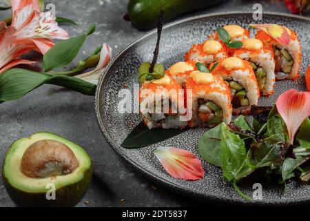 Sushi Roll mit Lachs Thunfisch Avocado Royal Garnelen Frischkäse Philadelphia Kaviar Tobica chuka. Sushi-Menü. Japanisches Essen Stockfoto