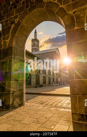 Sur, Diyarbakir, Türkei - September 17 2020: Ulu Moschee mit Sonnenuntergang Stockfoto