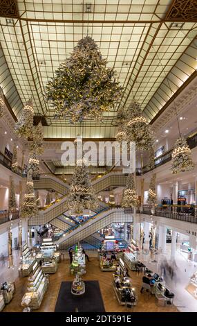 Paris, Frankreich - 12 21 2020: Der Bon Marché Laden mit seinen unglaublichen Treppen und Weihnachtsdekorationen in der Covid Periode Stockfoto