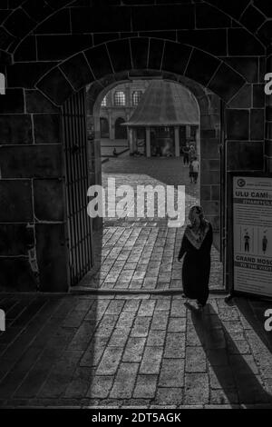 Sur, Diyarbakir, Türkei - September 17 2020: Muslimische Frau geht zur Ulu Moschee Stockfoto