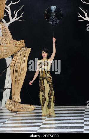 Der NZ-Sänger Kimbra zeigt eine Kreation des Designers Frank Sorbier für seine Frühjahr-Sommer 2014 Haute-Couture-Kollektion, die am 22. Januar 2014 in der Garde Republicaine in Paris, Frankreich, stattfand. Foto von Aurore Marechal/ABACAPRESS.COM Stockfoto