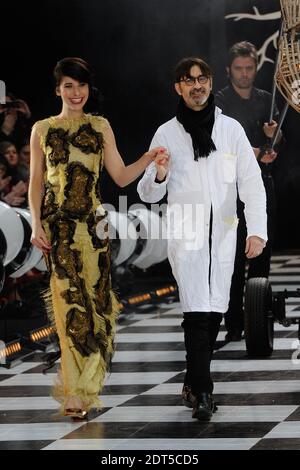 Der Designer Frank Sorbier geht zusammen mit dem NZ-Sänger Kimbra am Ende seiner Frühjahr-Sommer 2014 Haute-Couture-Kollektion, die am 22. Januar 2014 in der Garde Republicaine in Paris, Frankreich, stattfand, auf die Piste. Foto von Aurore Marechal/ABACAPRESS.COM Stockfoto