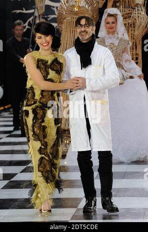 Der Designer Frank Sorbier geht zusammen mit dem NZ-Sänger Kimbra am Ende seiner Frühjahr-Sommer 2014 Haute-Couture-Kollektion, die am 22. Januar 2014 in der Garde Republicaine in Paris, Frankreich, stattfand, auf die Piste. Foto von Aurore Marechal/ABACAPRESS.COM Stockfoto