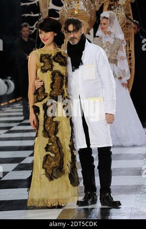 Der Designer Frank Sorbier geht zusammen mit dem NZ-Sänger Kimbra am Ende seiner Frühjahr-Sommer 2014 Haute-Couture-Kollektion, die am 22. Januar 2014 in der Garde Republicaine in Paris, Frankreich, stattfand, auf die Piste. Foto von Aurore Marechal/ABACAPRESS.COM Stockfoto