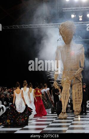 Models tragen Kreationen des Designers Frank Sorbier für seine Frühjahr-Sommer 2014 Haute-Couture-Kollektion, die am 22. Januar 2014 in der Garde Republicaine in Paris, Frankreich, stattfand. Foto von Aurore Marechal/ABACAPRESS.COM Stockfoto