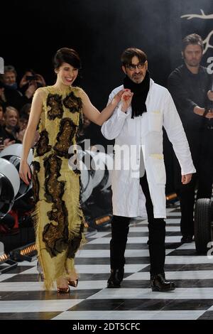 Der Designer Frank Sorbier geht zusammen mit dem NZ-Sänger Kimbra am Ende seiner Frühjahr-Sommer 2014 Haute-Couture-Kollektion, die am 22. Januar 2014 in der Garde Republicaine in Paris, Frankreich, stattfand, auf die Piste. Foto von Aurore Marechal/ABACAPRESS.COM Stockfoto