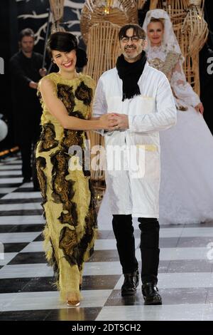 Der Designer Frank Sorbier geht zusammen mit dem NZ-Sänger Kimbra am Ende seiner Frühjahr-Sommer 2014 Haute-Couture-Kollektion, die am 22. Januar 2014 in der Garde Republicaine in Paris, Frankreich, stattfand, auf die Piste. Foto von Aurore Marechal/ABACAPRESS.COM Stockfoto