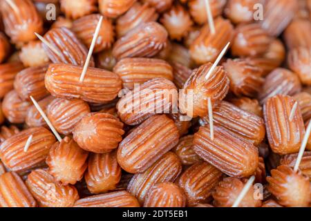 Traditionelle türkische Dessert tulumba, tulumba tatlisi ist bereit zu dienen Stockfoto