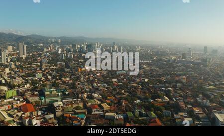 Stadtbild: Cebu Stadt mit modernen Gebäuden, Wolkenkratzer und Einkaufszentren, Ansicht von oben bei Sonnenaufgang. Philippinen. Stockfoto