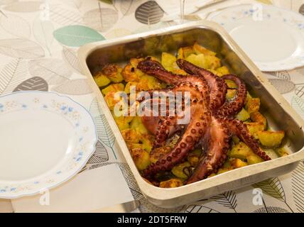 Berühmtes portugiesisches Gericht 'Polvo a lagareiro'. Hausgemachte geröstete Krake mit Kartoffeln bereit zu essen. Traditionelles portugiesisches Gericht. Stockfoto