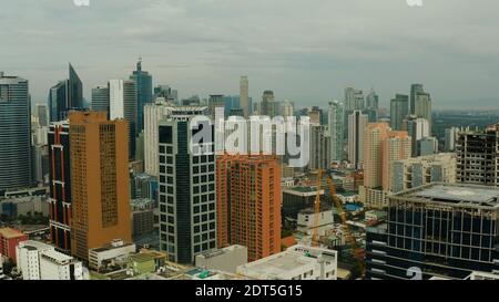 Stadtbild von Makati, das Business Center von Manila. Asiatische Metropole mit Wolkenkratzern Blick von oben. Reise Urlaub Konzept. Stockfoto