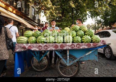 Sur, Diyarbakir, Türkei - September 17 2020: Mobiler Shop von Gemüsehändler auf der Straße. Wassermelone Verkäufer. Stockfoto