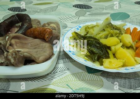Hausgemachter portugiesischer Eintopf 'Cozido a portuguesa' mit Fleisch vom Rind und Schwein, serviert mit gekochten Kartoffeln und Gemüse. Traditionelles portugiesisches Gericht. Stockfoto