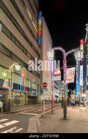 ikebukuro, japan - dezember 31 2019: Nachtansicht der Sunshine Street am Ostausgang des Ikebukuro Bahnhofs mit Restaurants und Geschäften illumina Stockfoto