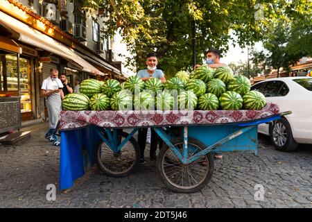 Sur, Diyarbakir, Türkei - September 17 2020: Mobiler Shop von Gemüsehändler auf der Straße. Wassermelone Verkäufer. Stockfoto