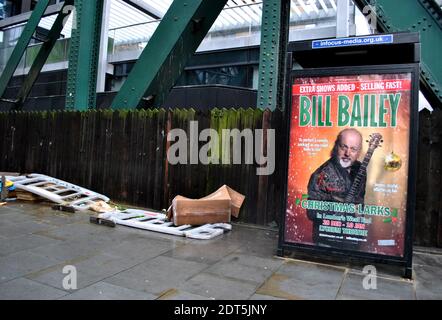 Straßenwerbung für London-Shows von Komiker & Strictly Come Dancing Gewinner 2020, Bill Bailey, der Angst haben musste, als London in die 3. Klasse versetzt wurde. Stockfoto