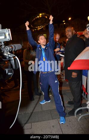 Frankreich Handballspieler Cyril Dumoulin kommt zu einer Autogrammstunde und Pressekonferenz im Adidas Store auf der Champs Elysees Avenue in Paris, Frankreich am 27. Januar 2014, nachdem er das Männer Handball Europameisterschaft Finale gegen Dänemark in Herning, Dänemark gewonnen. Frankreich werden drei Europameisterschaften 2006, 2010 und 2014. Foto von Thierry Plessis/ABACAPRESS.COM Stockfoto