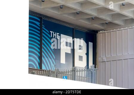 Zeichen des Federal Bureau of Investigation (FBI) am Eingang des Hauptquartiers in Washington, DC, USA. Stockfoto