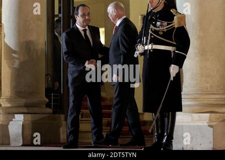 Der französische Präsident Francois Hollande schüttelt sich nach seinem Treffen am 29. Januar 2014 im Elysee Palacee in Paris die Hände des polnischen Außenministers Radoslaw Sikorski. Foto von Stephane Lemouton/ABACAPRESS.COM Stockfoto