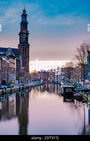 Amsterdam Kanäle im Abendlicht, holländische Kanäle in Amsterdam Holland Niederlande im Winter in den Niederlanden. Europa Stockfoto