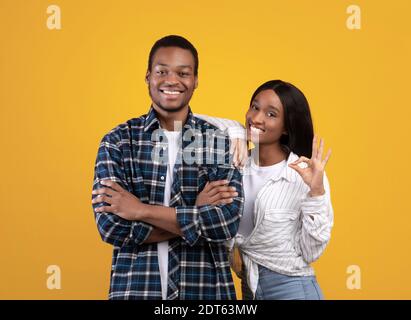 Junge fröhliche afroamerikanische Frau in casual legte ihre Hand Auf der Schulter Stockfoto