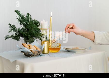 Frau gießt Honig in Glasschüssel. Rohe gesunde Lebensmittel Stockfoto