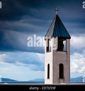 kirchturm mit bewölktem Himmel Stockfoto