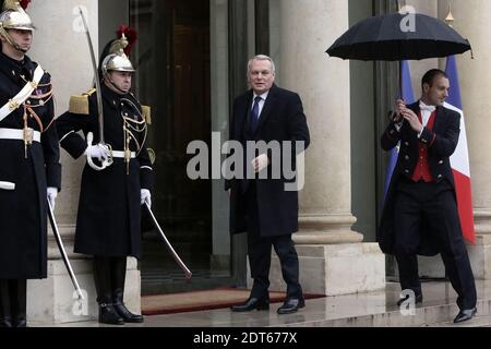 Der französische Premierminister Jean-Marc Ayrault kommt vor einem Treffen mit dem französischen Präsidenten Francois Hollande und König Philippe und Königin Mathilde von Belgien im Rahmen ihres ersten offiziellen Besuchs in Frankreich am 06. Februar 2014 in Paris, Frankreich, im Präsidentenpalast von Elysee an. Foto von Stephane Lemouton/ABACAPRESS.COM Stockfoto