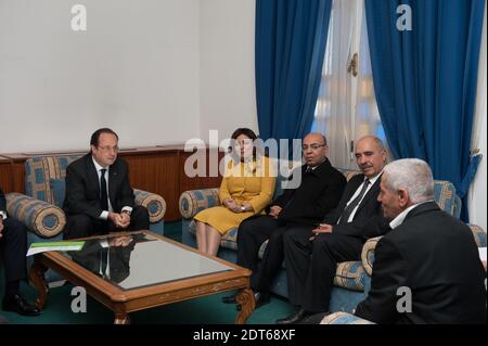 Der französische Präsident Francois Hollande spricht mit (L-R) Präsident der tunesischen Arbeitgebergewerkschaft (UTICA) Wided Bouchamaoui, Generalsekretär der Tunesischen Allgemeinen Arbeitsunion (UGTT) Houcine Abbassi, Präsidentin der Tunesischen Menschenrechtsliga (LTDH), Abdessattar ben Moussa und tunesischem Anwalt Fadhel Mahfoudh bei der Nationalen Verfassunggebenden Versammlung in Tunis, Tunesien am 7. Februar 2014. Hollande, unter anderem Staatsoberhäupter, nahm an einer Zeremonie Teil, bei der die Annahme einer neuen Verfassung gefeiert wurde, drei Jahre nach der Revolution, ein Meilenstein, um ihren schwierigen Übergang wieder auf Kurs zu bringen und zu bejubelt Stockfoto