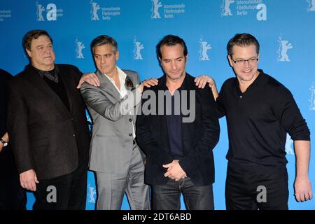 John Goodman, George Clooney, der französische Schauspieler Jean Dujardin und der US-Schauspieler Matt Damon beim Fotocall "The Monuments Men" während der 64. Berlinale, Internationale Filmfestspiele Berlin, Deutschland, am 08. Februar 2014. Foto von Aurore Marechal/ABACAPRESS.COM Stockfoto