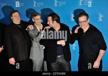 John Goodman, George Clooney, der französische Schauspieler Jean Dujardin und der US-Schauspieler Matt Damon beim Fotocall "The Monuments Men" während der 64. Berlinale, Internationale Filmfestspiele Berlin, Deutschland, am 08. Februar 2014. Foto von Aurore Marechal/ABACAPRESS.COM Stockfoto