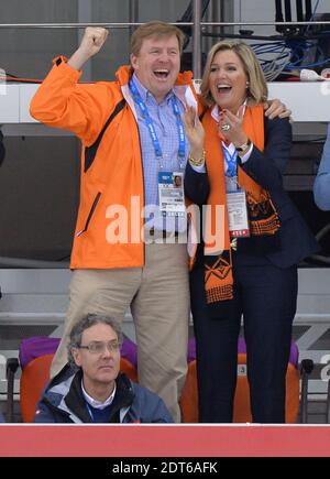 König Willem-Alexander und Königin Maxima aus den Niederlanden nehmen am 8. Februar 2014 an den Olympischen Winterspielen in Sotschi 2014 XXII im Eisberg Skating Palace in Sotschi, Russland, an der 5000-m-Kurzstrecke der Männer Teil. Die Olympischen Spiele 2014 in Sotschi finden vom 07. Bis 23. Februar 2014 statt. Foto von Gouhier-Zabulon/ABACAPRESS.COM Stockfoto