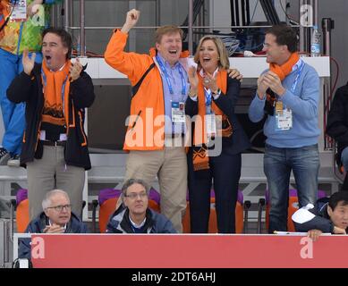 König Willem-Alexander und Königin Maxima aus den Niederlanden nehmen am 8. Februar 2014 an den Olympischen Winterspielen in Sotschi 2014 XXII im Eisberg Skating Palace in Sotschi, Russland, an der 5000-m-Kurzstrecke der Männer Teil. Die Olympischen Spiele 2014 in Sotschi finden vom 07. Bis 23. Februar 2014 statt. Foto von Gouhier-Zabulon/ABACAPRESS.COM Stockfoto