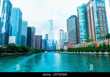 Der Chicago River fließt zwischen dem Hochhaus der Stadt und dem Lake Michigan. Die Route 66 beginnt in der Stadt. Stockfoto