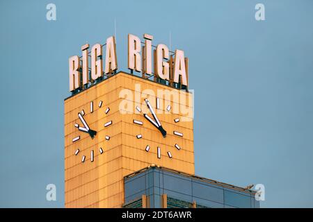 Turm des Hauptbahnhofgebäudes bei Sonnenuntergang in Riga, Lettland. Stockfoto