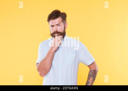 Voller Selbstvertrauen. Bärtiger Koch in weißem Hemd. Brutal kaukasischen Hipster mit Schnurrbart. Zuversichtlich und gut aussehende brutalen Mann. Charismatischen Kerl suchen ernst. Männlichen Friseur Mode. Haar-und Bartpflege. Stockfoto