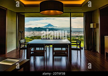 Nippondaira Hotel, Shizuoka, Japan mit Blick auf den Berg Fuji. Ein Hotelzimmer der hohen Kategorie im Nippondaira umfasst auch Ferngläser Stockfoto