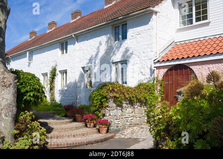 Treppen und Vorgärten auf Herm Insel im Kanal Inseln UK mit Ferienunterkunft Stockfoto