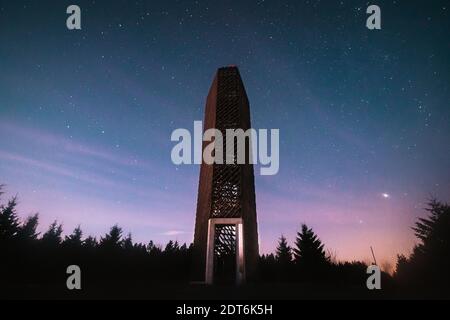 Aussichtsturm auf dem Hügel Velka Destna in der Tschechischen republik Nacht mit sichtbaren Sternen und bunten Himmel Stockfoto