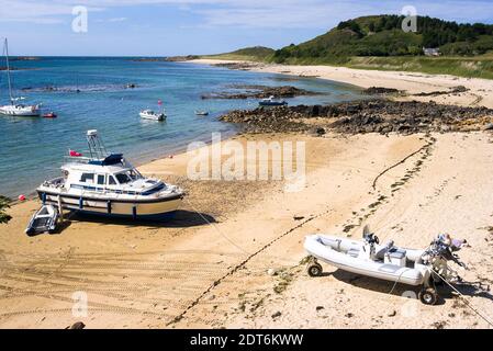 An diesem Sandstrand am Herm Island Channel können Sie ein Gezeitenbad nehmen Inseln Großbritannien im Juni Frühsommer Stockfoto