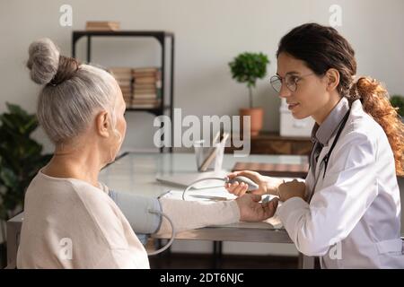 Ärztin untersuchen ältere Frau Patientin im Krankenhaus Stockfoto