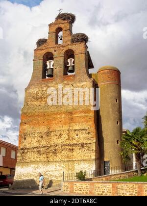 Storchennester auf dem Giebel der Pfarrkirche - Villar de Mazarife, Kastilien und Leon, Spanien Stockfoto