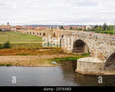 Mittelalterliche Brücke über eine frühere römische Brücke im 13. Jahrhundert gebaut - Hospital de Orbigo, Kastilien und Leon, Spanien Stockfoto