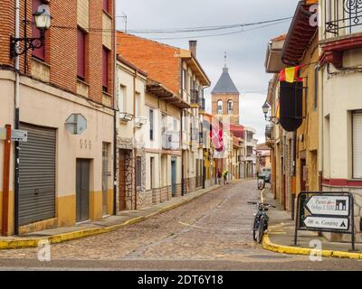 Alvarez Vega Straße auf dem Camino - Hospital de Orbigo, Kastilien und Leon, Spanien Stockfoto