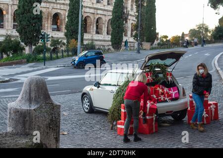 Rom, Italien: Weihnachts-Shopping-Tage. Kolosseum. © Andrea Sabbadini Stockfoto