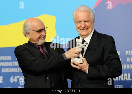 Der französische Schauspieler Andre Dussolier und Jean-Louis Livi posieren mit der Bärentrophäe nach der Übernahme des Alfred-Bauer-Preises für einen Spielfilm, der neue Perspektiven eröffnet, anstelle des französischen Regisseurs Alain Resnais (nicht im Bild), der während der 64. Berlinale an der Gewinnerpressekonferenz teilnimmt, Internationale Filmfestspiele Berlin in Berlin, Deutschland, am 15. Februar 2014. Foto von Aurore Marechal/ABACAPRESS.COM Stockfoto