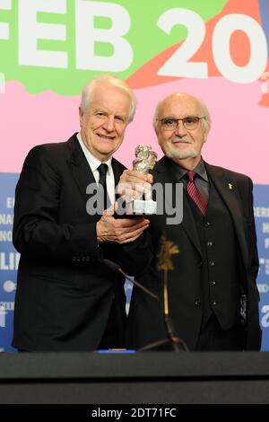 Der französische Schauspieler Andre Dussolier und Jean-Louis Livi posieren mit der Bärentrophäe nach der Übernahme des Alfred-Bauer-Preises für einen Spielfilm, der neue Perspektiven eröffnet, anstelle des französischen Regisseurs Alain Resnais (nicht im Bild), der während der 64. Berlinale an der Gewinnerpressekonferenz teilnimmt, Internationale Filmfestspiele Berlin in Berlin, Deutschland, am 15. Februar 2014. Foto von Aurore Marechal/ABACAPRESS.COM Stockfoto