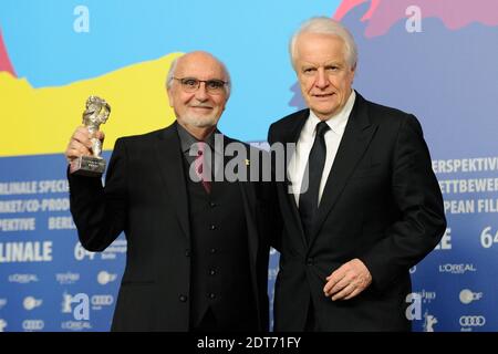 Der französische Schauspieler Andre Dussolier und Jean-Louis Livi posieren mit der Bärentrophäe nach der Übernahme des Alfred-Bauer-Preises für einen Spielfilm, der neue Perspektiven eröffnet, anstelle des französischen Regisseurs Alain Resnais (nicht im Bild), der während der 64. Berlinale an der Gewinnerpressekonferenz teilnimmt, Internationale Filmfestspiele Berlin in Berlin, Deutschland, am 15. Februar 2014. Foto von Aurore Marechal/ABACAPRESS.COM Stockfoto